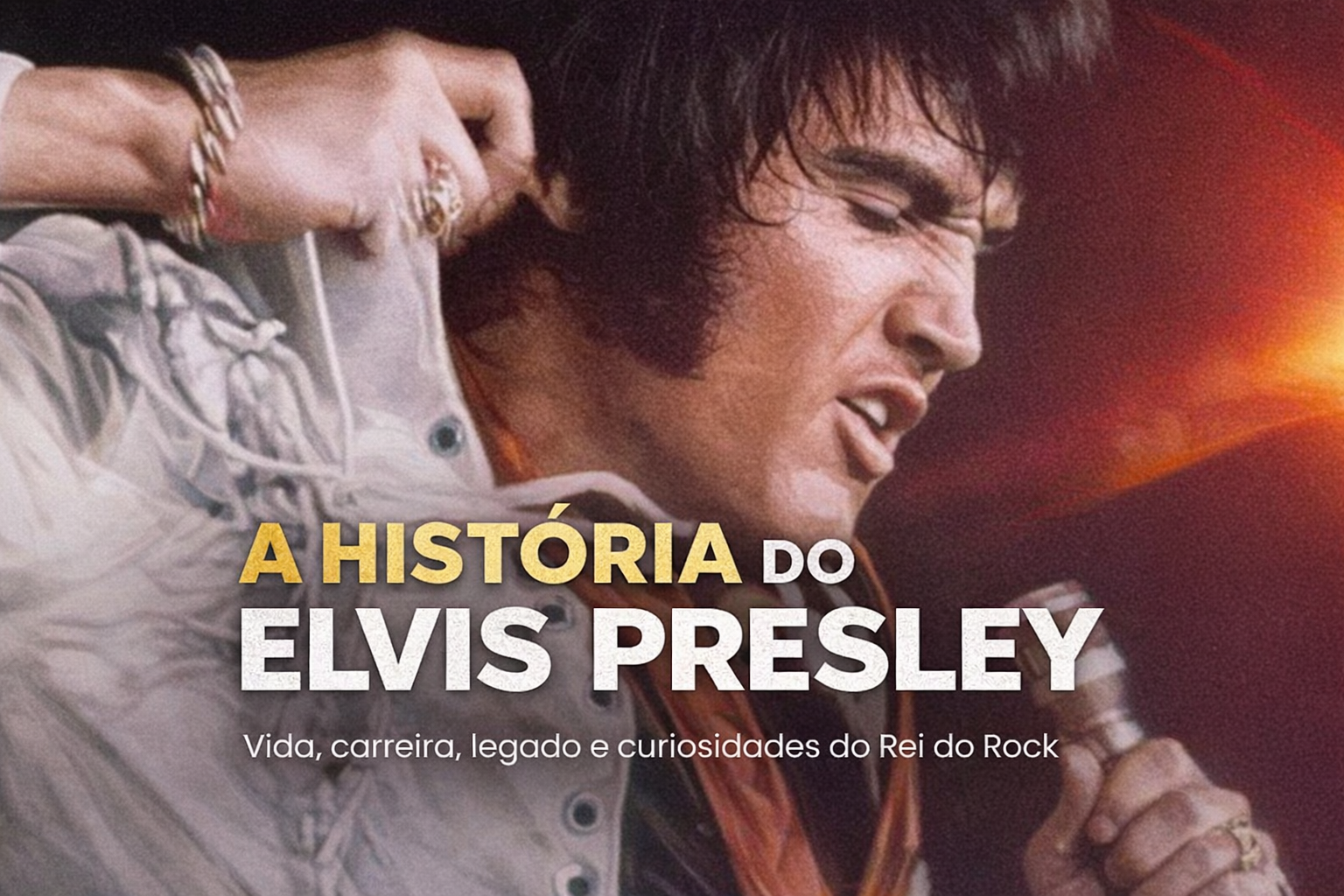 Cantor em close durante apresentação no palco, com expressão intensa, microfone em mãos e figurino branco iluminado por luzes quentes.